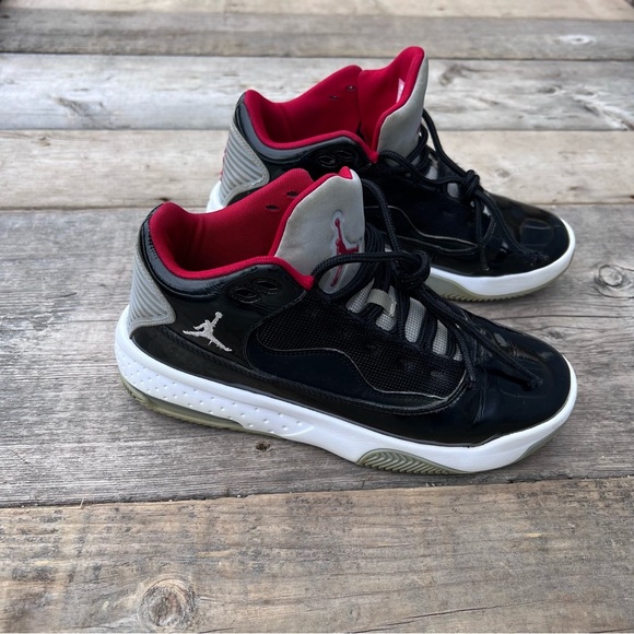 Youth Jordan Max Aura 2 Sneakers CN8094-006, Blk-Red & White - Picture 2 of 9